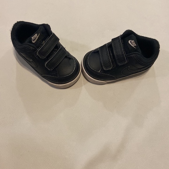 Nike shoes 4C - Picture 2 of 3